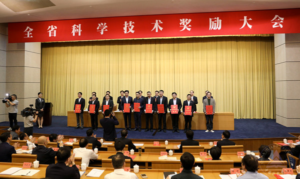 1557877705021.jpg 省领gؓ2018q度省科学技术奖一{奖获得者颁?右一为李青老师 (3).jpg