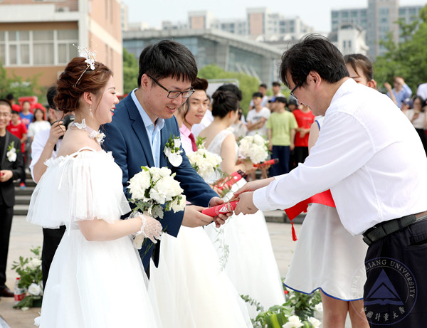 1558671399671.jpg E书记颁婚书.jpg