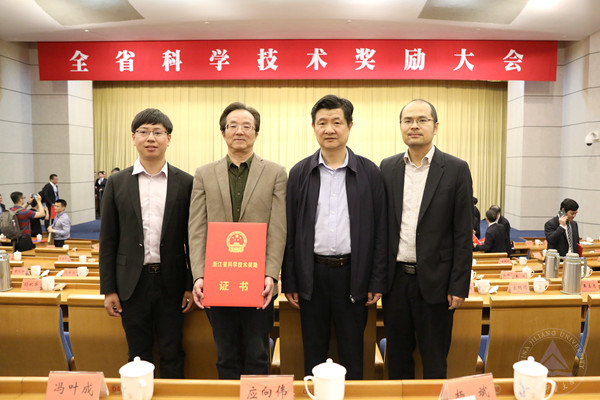 1557877734900.jpg 我校获奖者与校长合媄.jpg