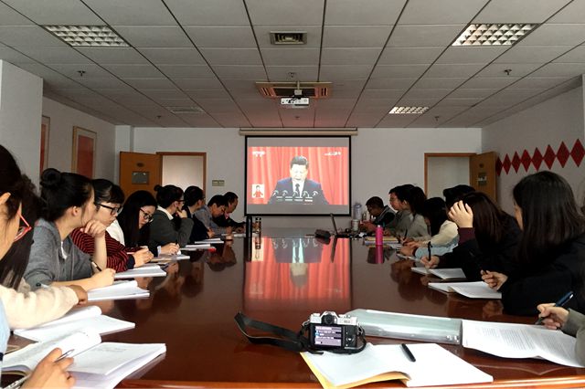 1508313126221.jpg ?艺术与传播学院师生收看十九大开q会_副本.jpg