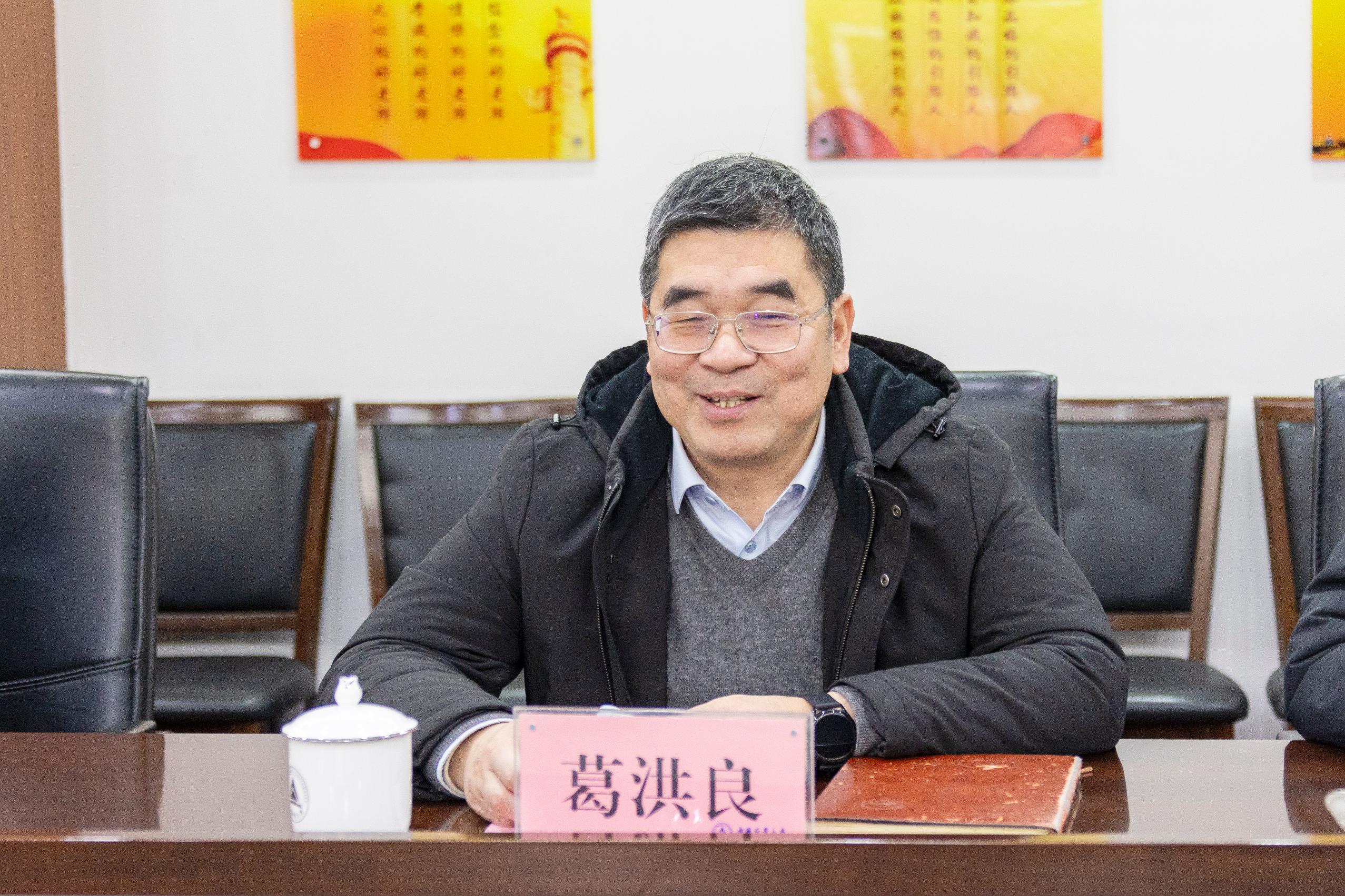 钁涙椽鑹壇鏍¢暱鑷磋緸