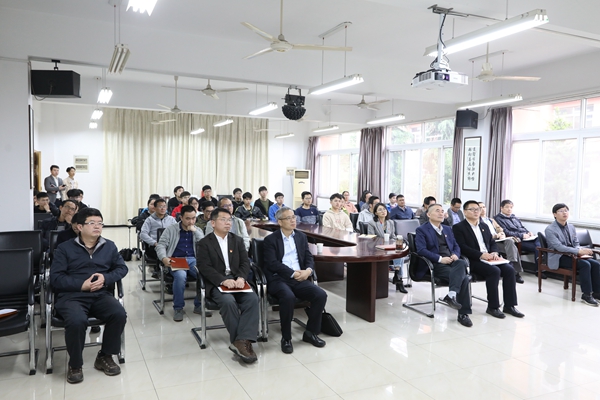1556607411918.jpg 中国计量大学党委书记张土乔与青年大学生一同收听收看习q^M记的重要讲话_副本.jpg